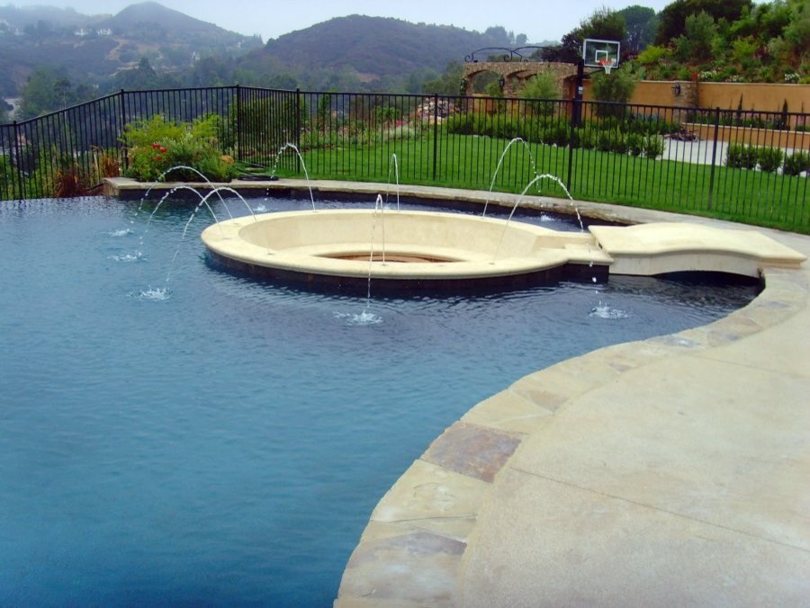 This is an example of a contemporary swimming pool in Los Angeles.