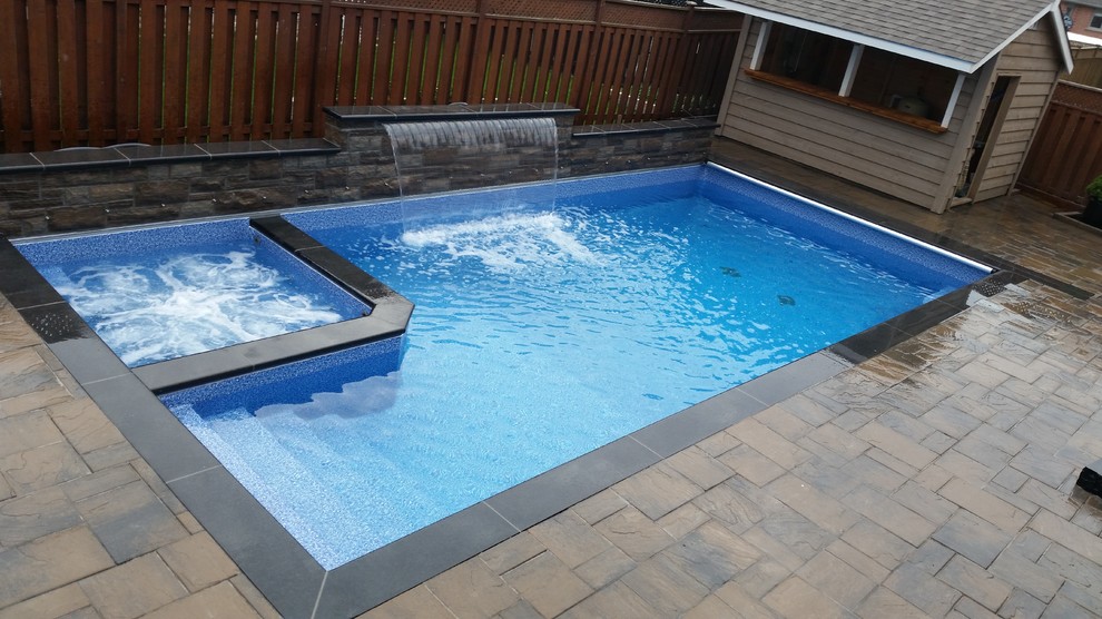 Idee per una piscina rettangolare di medie dimensioni e dietro casa con una vasca idromassaggio