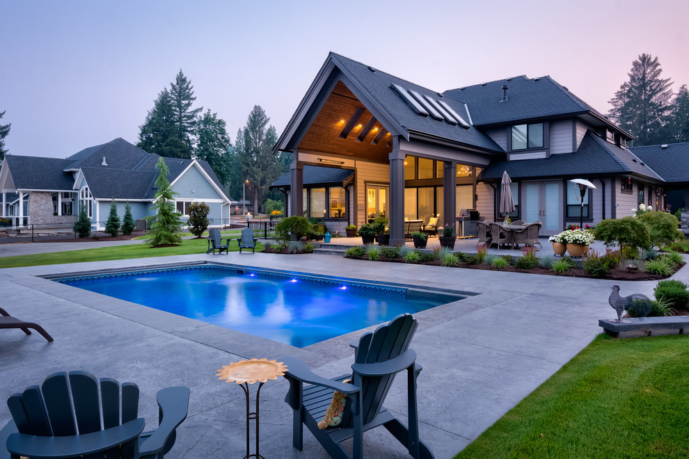 Foto di una piscina american style rettangolare di medie dimensioni e dietro casa con cemento stampato
