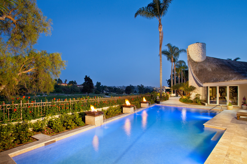 Mittelgroßes Modernes Sportbecken hinter dem Haus in rechteckiger Form mit Wasserspiel und Natursteinplatten in San Diego