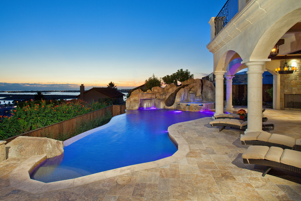 サンディエゴにあるラグジュアリーな巨大な地中海スタイルのおしゃれなプール (天然石敷き) の写真