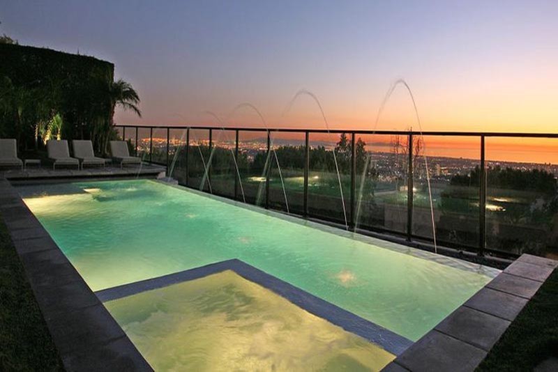 Example of a trendy pool design in Los Angeles