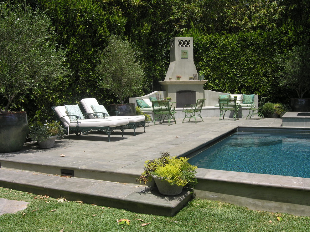 Ispirazione per una grande piscina naturale shabby-chic style rettangolare dietro casa con una vasca idromassaggio e pavimentazioni in cemento