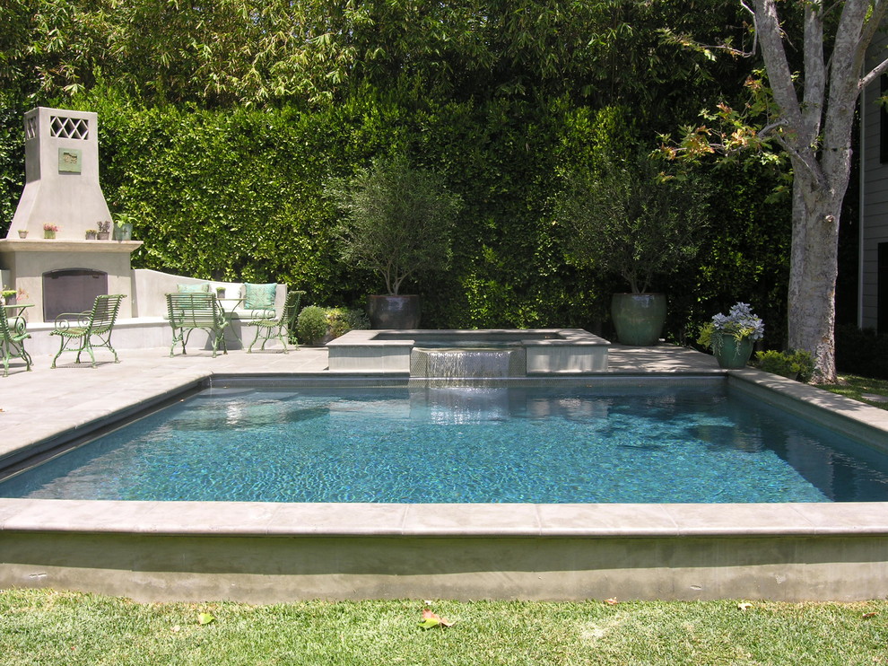 Идея дизайна: большой естественный, прямоугольный бассейн на заднем дворе в стиле шебби-шик с джакузи и мощением тротуарной плиткой