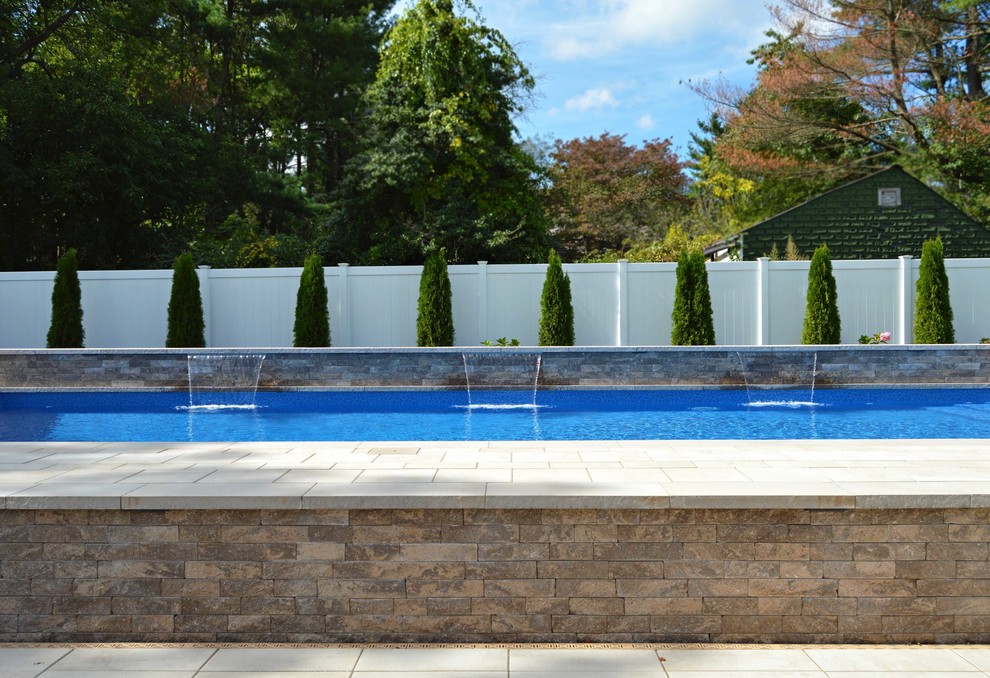 Foto de piscina elevada clásica a medida en patio trasero con adoquines de ladrillo