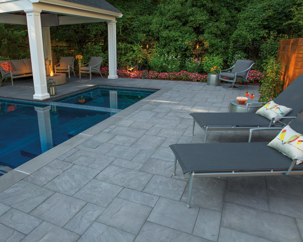 Источник вдохновения для домашнего уюта: бассейн произвольной формы на заднем дворе в современном стиле с джакузи и мощением тротуарной плиткой