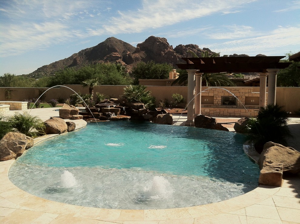 Imagen de piscina con fuente alargada mediterránea de tamaño medio a medida en patio trasero con suelo de baldosas