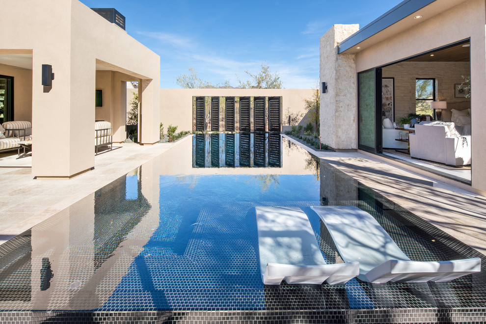 Imagen de piscina elevada contemporánea rectangular en patio