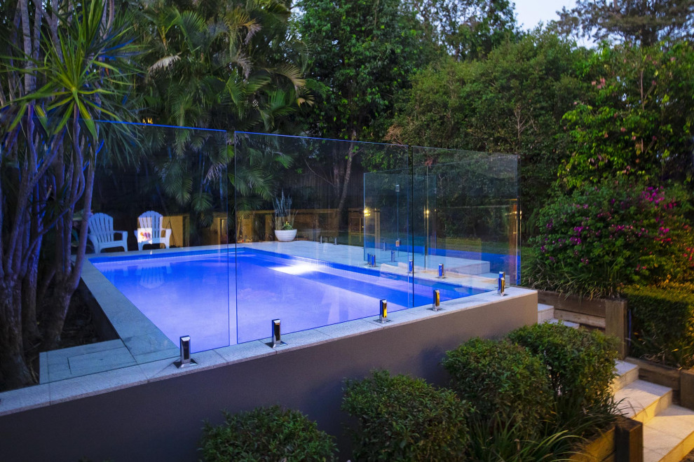 На фото: маленький бассейн в стиле модернизм для на участке и в саду с