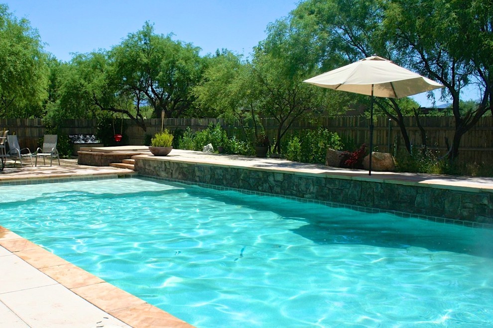 Großer Klassischer Pool hinter dem Haus in rechteckiger Form mit Stempelbeton in Phoenix