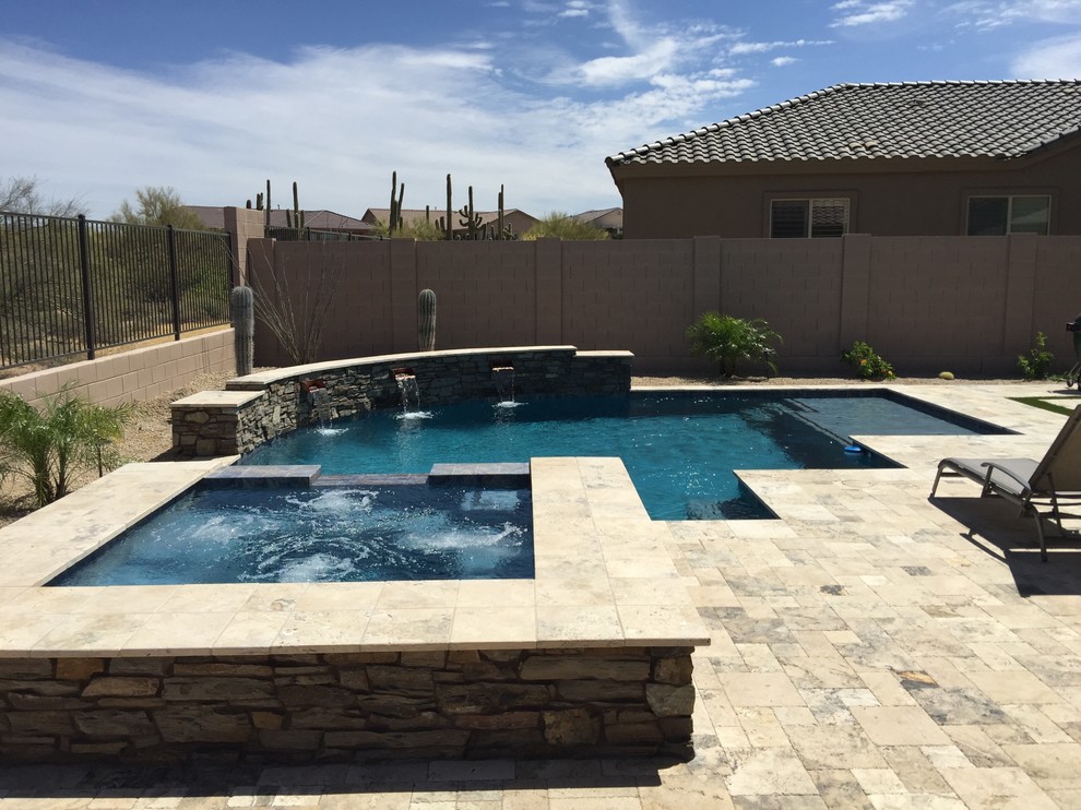Esempio di una piscina design personalizzata di medie dimensioni e dietro casa con fontane e pavimentazioni in pietra naturale