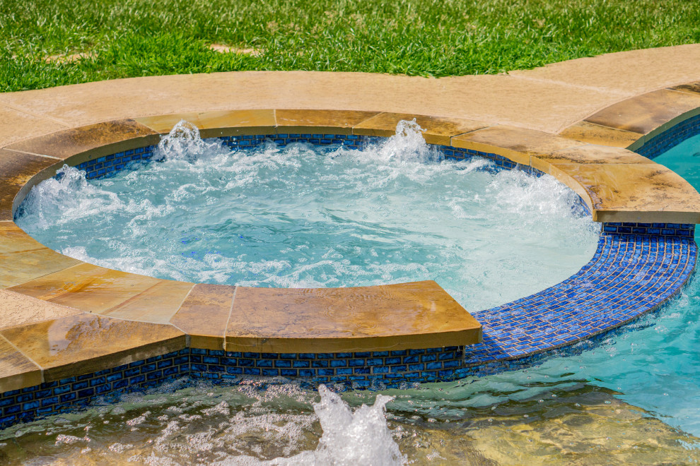 На фото: бассейн среднего размера, произвольной формы на заднем дворе в классическом стиле с настилом
