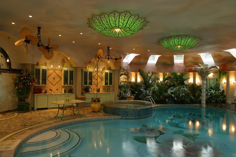 Стильный дизайн: большой бассейн произвольной формы в доме в стиле фьюжн с домиком у бассейна и покрытием из плитки - последний тренд