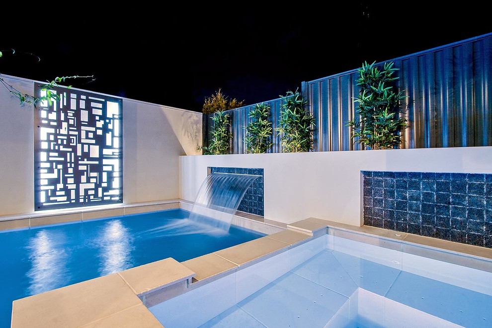Inspiration för en liten funkis anpassad pool, med en fontän och naturstensplattor