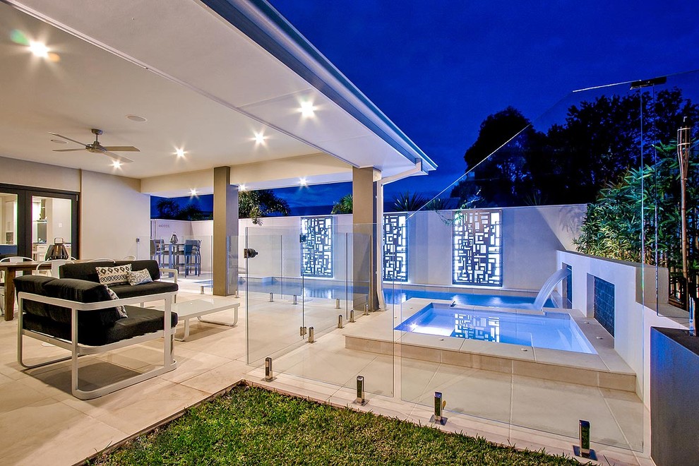 Immagine di una piccola piscina monocorsia minimalista personalizzata in cortile con fontane e pavimentazioni in pietra naturale
