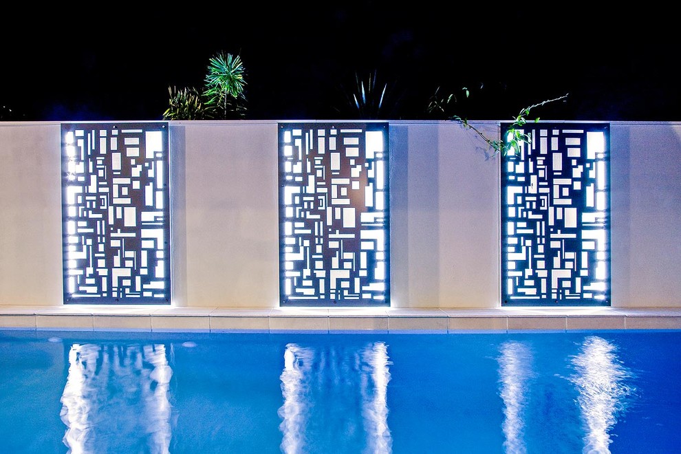 Kleiner Moderner Pool in individueller Form mit Wasserspiel und Natursteinplatten in Brisbane