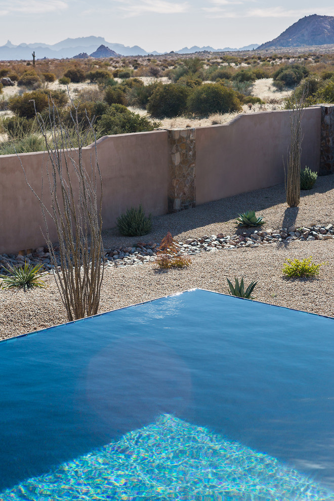 Foto de piscinas y jacuzzis infinitos mediterráneos extra grandes rectangulares en patio trasero con adoquines de piedra natural