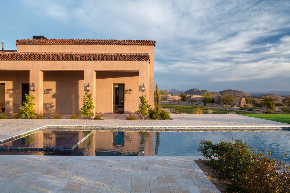 Foto de piscinas y jacuzzis mediterráneos extra grandes rectangulares en patio trasero
