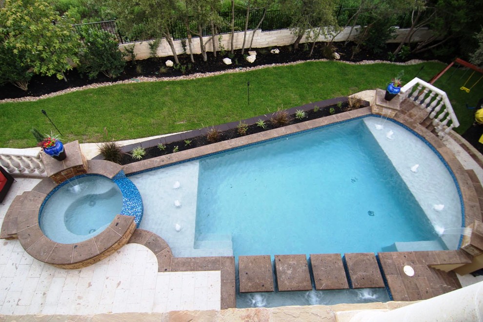 Oberirdischer, Mittelgroßer, Gefliester Rustikaler Pool hinter dem Haus in individueller Form mit Wasserspiel in Austin