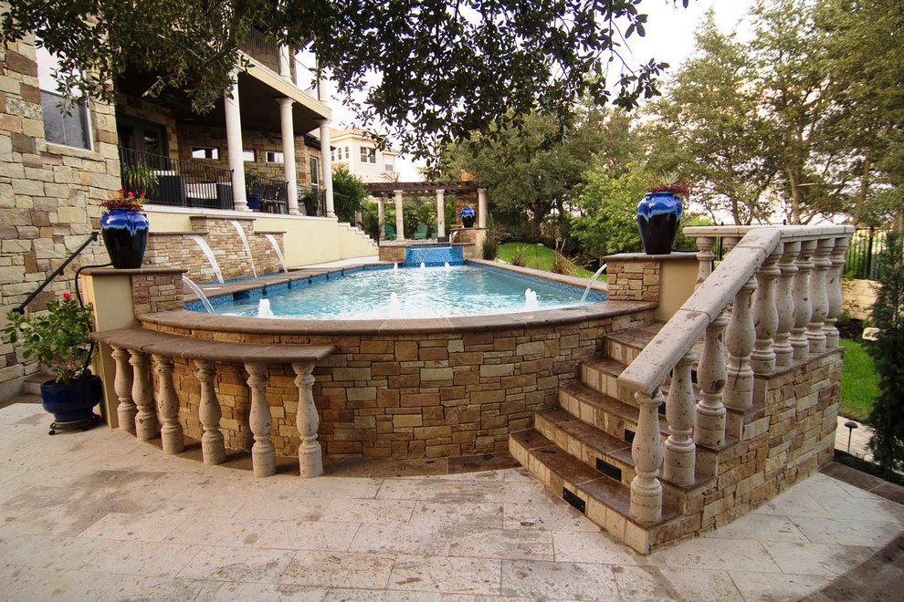 Modelo de piscina elevada clásica de tamaño medio a medida en patio trasero con suelo de baldosas