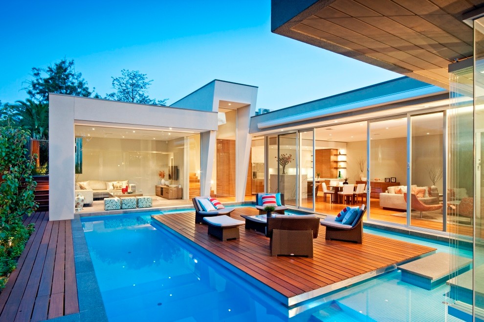 Источник вдохновения для домашнего уюта: бассейн произвольной формы на внутреннем дворе в современном стиле