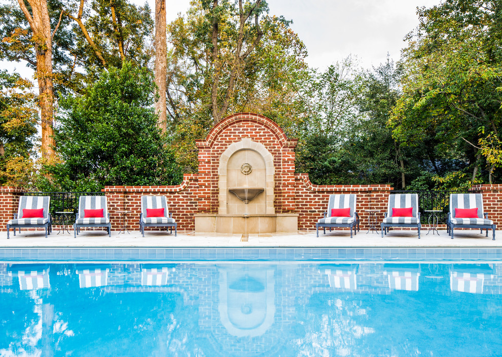 Стильный дизайн: бассейн в классическом стиле с фонтаном - последний тренд