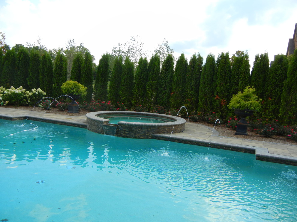 Foto di una grande piscina moderna