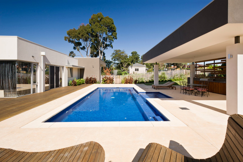 Idee per una piscina naturale minimal in cortile