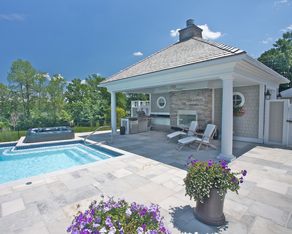 На фото: естественный бассейн произвольной формы на заднем дворе в классическом стиле с джакузи и покрытием из каменной брусчатки