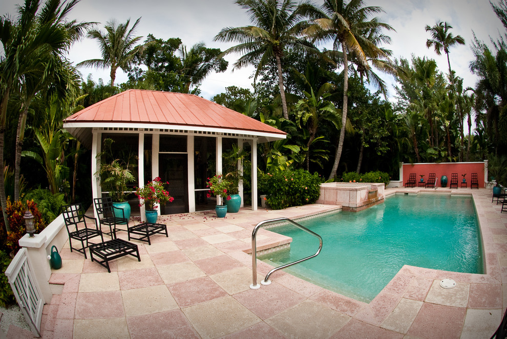Foto di una piscina naturale stile marino rettangolare di medie dimensioni e dietro casa con fontane