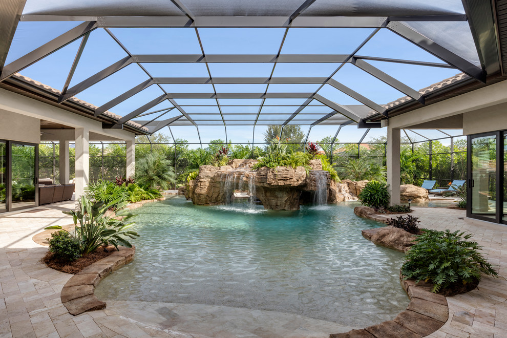 Diseño de piscina con fuente natural mediterránea grande a medida en patio trasero con adoquines de piedra natural