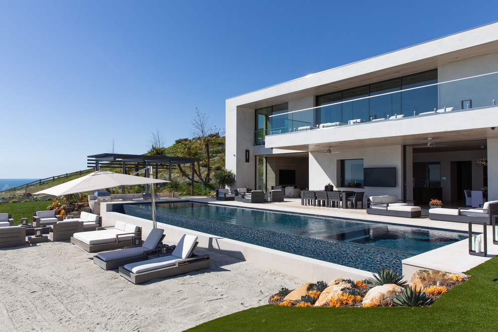 Foto di una piscina a sfioro infinito design rettangolare dietro casa