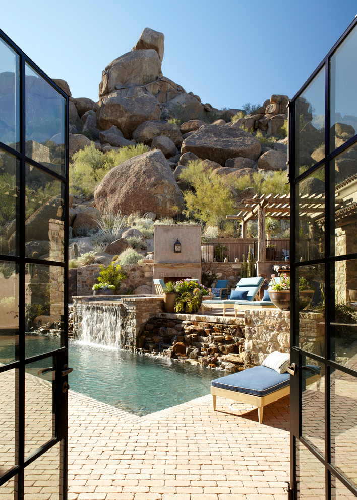 Источник вдохновения для домашнего уюта: большой прямоугольный бассейн на заднем дворе в средиземноморском стиле с покрытием из каменной брусчатки