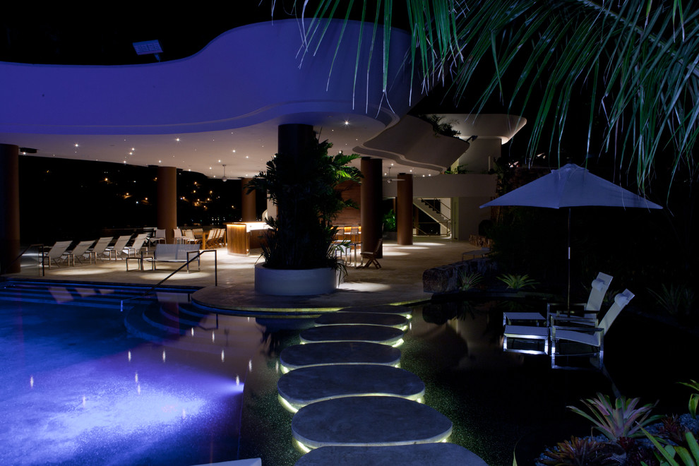 Diseño de piscina alargada exótica extra grande a medida en patio lateral