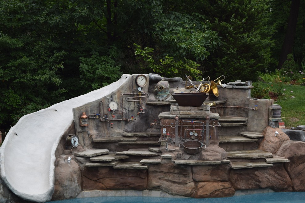 Bild på en mycket stor funkis anpassad baddamm på baksidan av huset, med en fontän