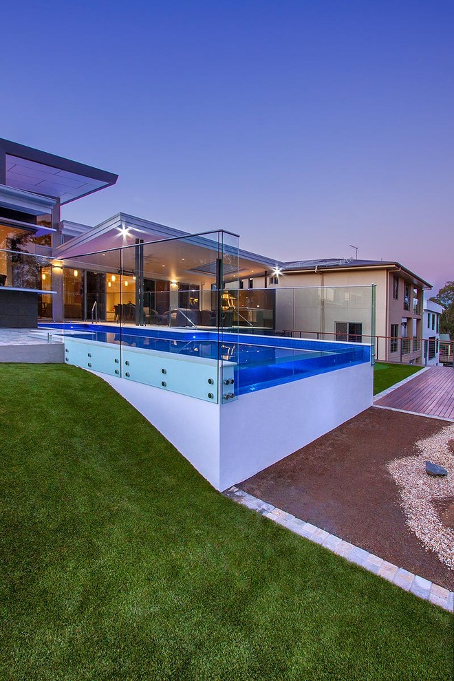 Oberirdisches, Großes Modernes Pool im Innehof in rechteckiger Form mit Wasserspiel und Natursteinplatten in Brisbane