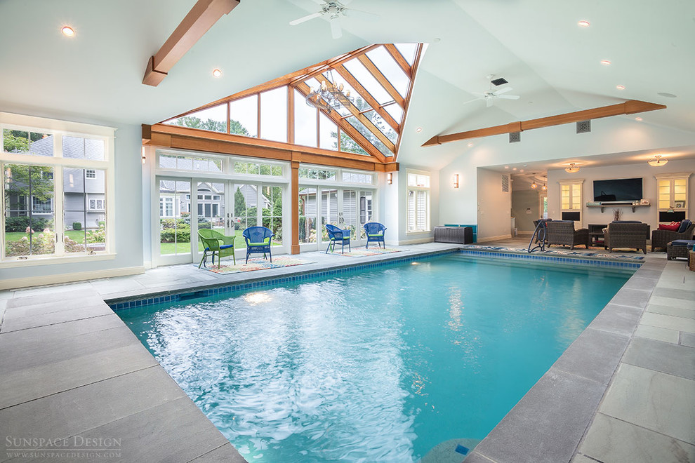 Inspiration för en mycket stor vintage anpassad, inomhus pool, med poolhus och naturstensplattor