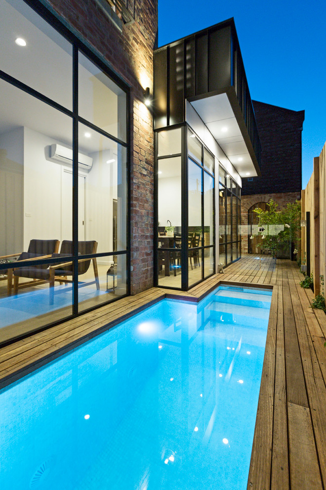 Kleiner Moderner Pool neben dem Haus in rechteckiger Form mit Dielen in Melbourne