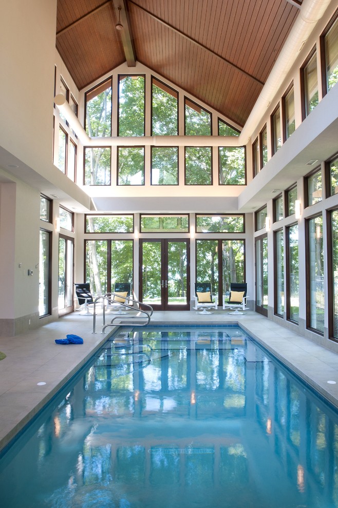 Свежая идея для дизайна: большой прямоугольный бассейн в доме в современном стиле - отличное фото интерьера