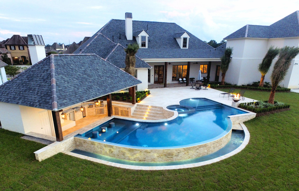 Exemple d'un grand Abris de piscine et pool houses arrière tendance sur mesure avec une terrasse en bois.