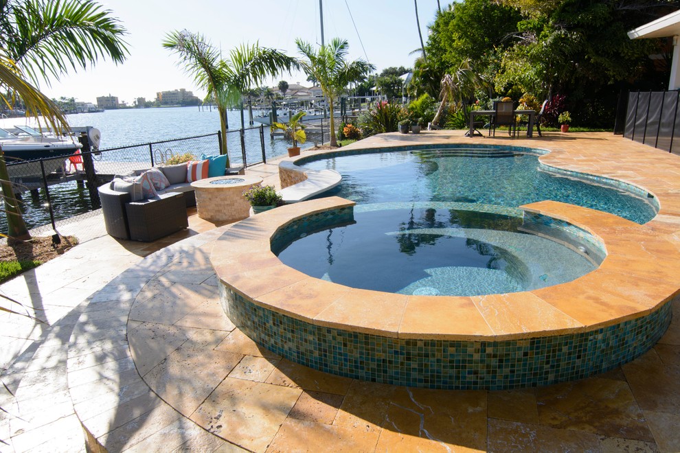 Стильный дизайн: большой спортивный бассейн в форме фасоли на заднем дворе в морском стиле с джакузи - последний тренд