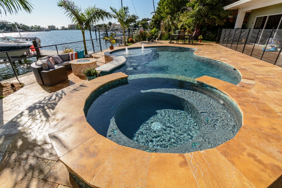 Diseño de piscinas y jacuzzis alargados costeros grandes tipo riñón en patio trasero