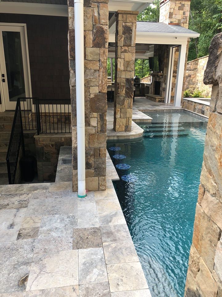 Foto di una piscina design personalizzata di medie dimensioni e dietro casa con una vasca idromassaggio e piastrelle