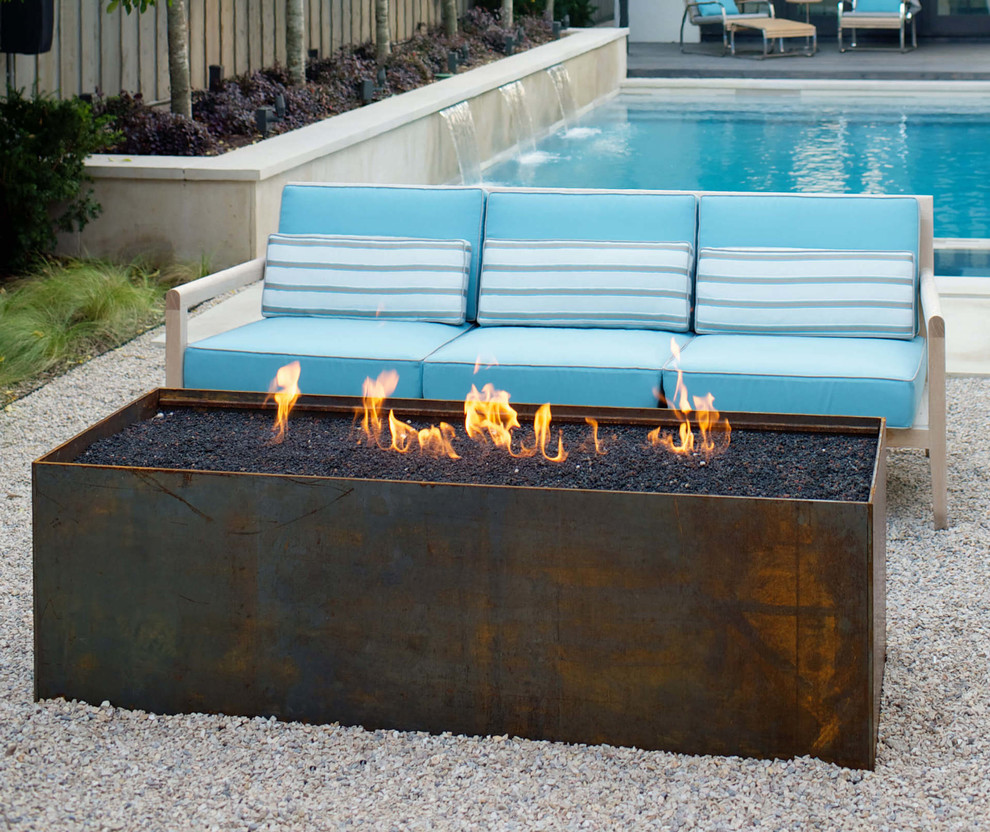 Mid-sized trendy backyard gravel and rectangular pool fountain photo in Dallas
