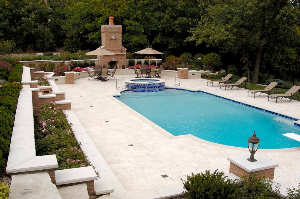 Esempio di un'ampia piscina chic personalizzata dietro casa con una vasca idromassaggio e pavimentazioni in pietra naturale