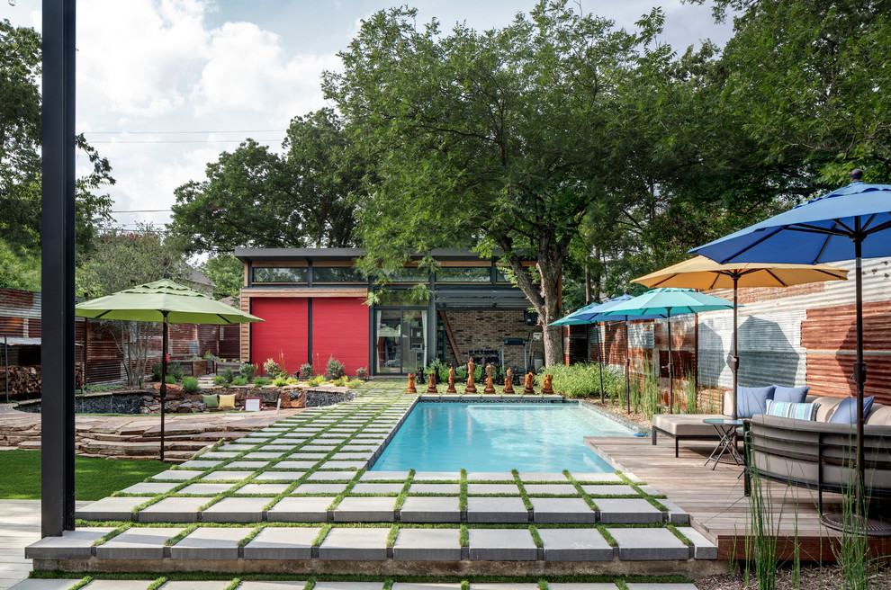 Industrial Pool hinter dem Haus in L-Form mit Betonboden in Dallas