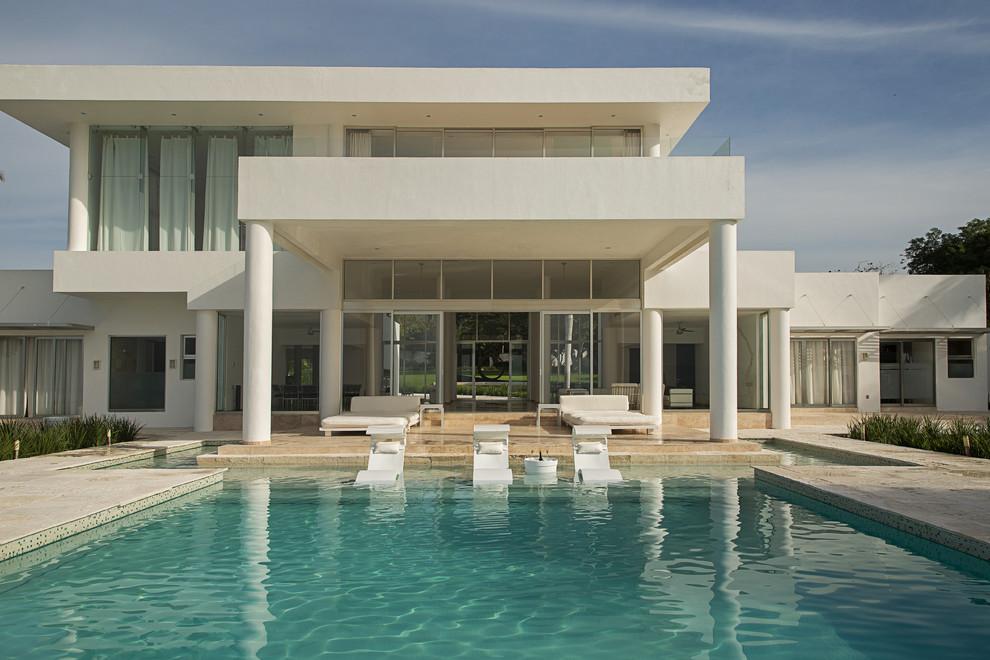 Großer, Gefliester Moderner Infinity-Pool hinter dem Haus in individueller Form in Houston