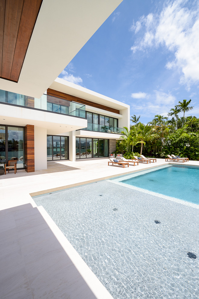 Moderner Pool hinter dem Haus in rechteckiger Form in Miami