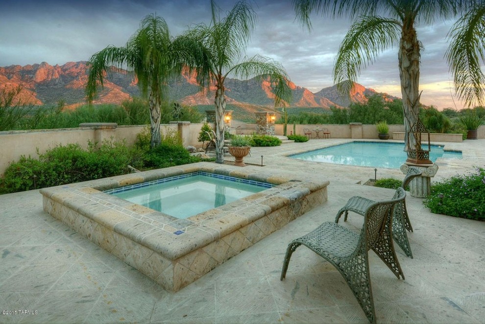Foto di una piscina stile americano rettangolare di medie dimensioni e dietro casa con una vasca idromassaggio e pavimentazioni in pietra naturale