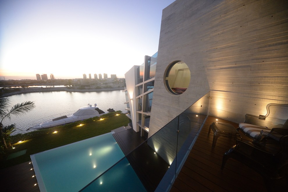 Cette photo montre une piscine moderne avec une terrasse en bois.